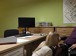 Európai tini 18+ levetkőzik hitelirodában cash-ért casting interjún