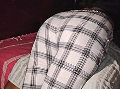 Horká malajská nevlastní sestra šuká nevlastního bratra s mokrou píčí na posteli