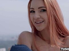 Hej, věříš, že sexy rudovláska Little Dragon roztáhla prdel široko s tím zadním záplugem?