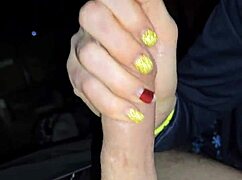 La moglie porca masturba lentamente il cazzo grosso del marito