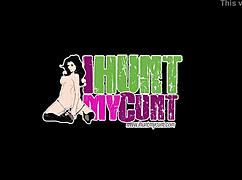 Horúca milf Petra si drká holú piču po práci