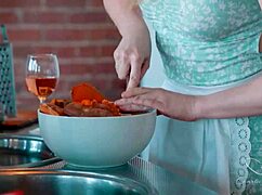 ウディ、バイオレット・デヴァイン、トリクシー・モンロー、ノヴァ・レオの乱交パーティー