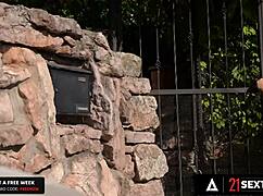 21 Sextury seksi milf Francys Belle z ritnim čepom uživa analni kurac