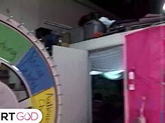 Ο Porno Dan χτυπάει τα τεράστια στήθη της Siri Dahl σε χυμώδη καουμπόι και γαμάκι από πίσω