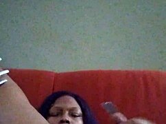 Ebonyschone met harige kut wordt creamy door wilde zelfneuk