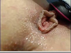 Güzel götlü esmer webcamda dildoyla oynuyor