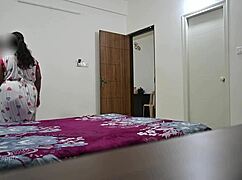 Rasa keseronokan gila dari hisap dan kongkek isteri masa pembantu bersihkan