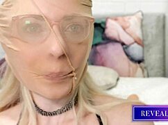 Milf italiana tarada brincando louca com dildo e fetiche de meias 😈