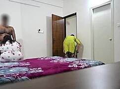 cítím intenzivní rozkoš z focení a šukání ženy zatímco služka uklízí