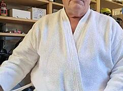 הזקן המלוכלך כריס עירום רק בשבילך, מציג את הקסם האירופי שלו