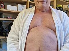 Špinavý starý chlápek Chris je nahý jen pro tebe, ukazuje evropský šarm