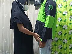 Prank calls Gojek driver for a quick fuck at home