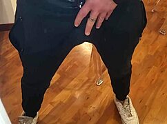 Arrapato e sexy tutto nudo con solo giubbotto di pelle addosso sborrata e gemiti con forte schizzata - sega in tuta e pisciata con culo maschile hot