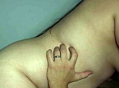 Bu tombul azgın hatunun büyük memelerini ve iri götünü çiftinin lezizce sikmesini izle