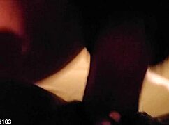 סטריפרית קטנה שחורה Bii לוקחת זין שחור ענק