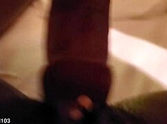 小さなエボニーストリッパービーがモンスター黒人チンポをゲット