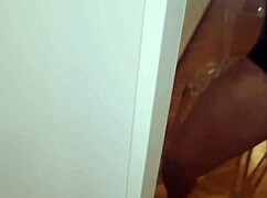 Kåt och sexig helt naken med bara läderjacka på, utlösning och stön med stark sprut - sega i kostym och kiss med het manliga röven