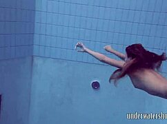 루시가 수영장에서 비키니 벗고 물속에서 유혹해