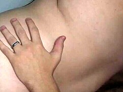 Bu tombul azgın hatunun büyük memelerini ve iri götünü çiftinin lezizce sikmesini izle