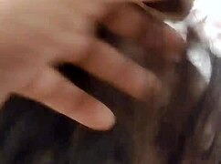 Kaunis tyttö imee kyrpää kuin karkkia töissä, muff diving ja ratsastus!