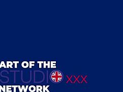 готесса британка 18+ скачет на ебущей машине до оргазма