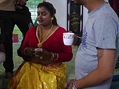 Bhabhi desi interage com quatro garotos locais em casa