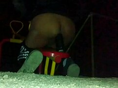 Transexual Se Masturba El Culo En Una Plaza