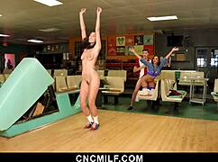 Καυτή 18+ και MILF γουστάρουν μπόουλινγκ freeuse ιεραποστολικό