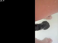 Latin MILF tıraşlı amcığını dildoyla oynuyor