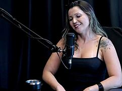 Zaczęła niedawno z treściami pornograficznymi, pracowała z turystyką, zrobiła DP i klient który chciał spotkania - Agatha Mama w przezroczystej czerwieni