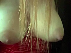 מילף איטלקייה גדולת ציצים ארטמיזיה לאב מציגה ציצים סקסיים ומקפיצה אותם