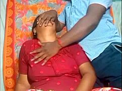 Индийская учительница целует ученика в классе