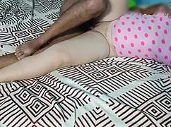 Üvey abla pijama partisinde külot gösterip iri siki görünce derinlere dalıyor