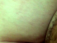 Puta lovagol a farkon és nyögve jóízűen az ujjával a szoros seggében Ycaro és Carla putinha