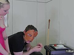 Cewek Garang Dibawa Asylum Anal Rawatan Pelik