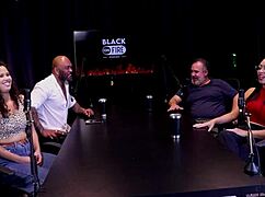 テッドの客が車内でトランスと男の4Pセックス