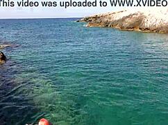 야외 맨몸 여자 파란 물에 몸 푹 적심