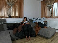 ميلفيكالا تلعب في نفسها في جاكيتات سفلية معاينة