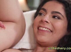 Бюстая похотливая 18+ получает волосатую пизду от огромного хуя и скачет жестко - Чарльз Дера и Ангел Гостоза