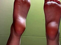 白人娘がソックスで足見せびらかして金稼ぎ