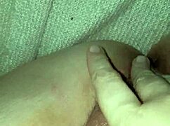 Немного дневной игры пальчиками с пиздой