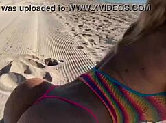 milf hermosa en la playa con su gran culo