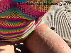 Milf Smuk På Stranden med Sin Store Røv