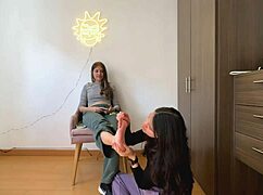 Horúce kolumbijské latinky v fetišovom lesbickom sexe so sedením na tvári