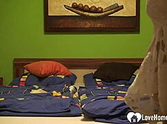 Neverjetna lepotica si prstka pičko na kamero