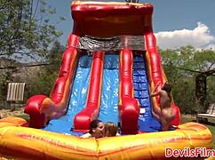 Lesbické krásky vášnivě hrají s holýma píčama venku