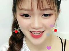 em gái cute livestream trên uplive