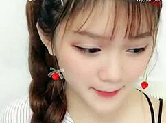 em gái cute livestream trên uplive