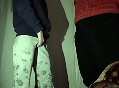 Η ετεροθαλής μου αδελφή με σαγηνεύει με το αδύνατο κορμί της