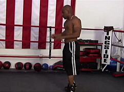 Зряла милфа с големи цици чука голям черен кур в ринга